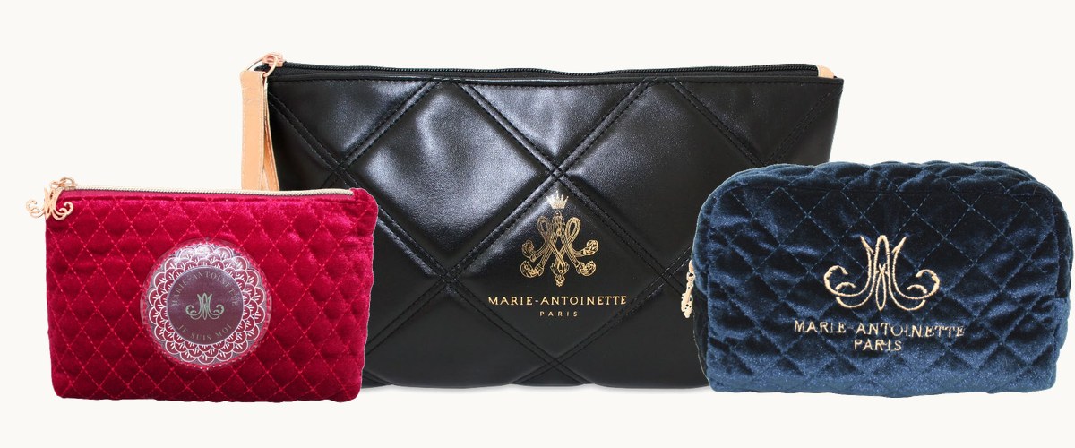Tre pochette Marie-Antoinette: velluto trapuntato bordeaux, pelle trapuntata nera e velluto blu, ciascuna con il monogramma dorato