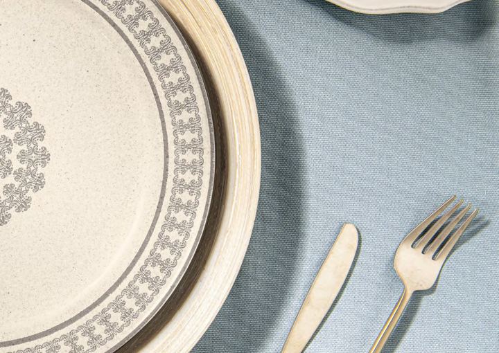 Table setting with patterned plates